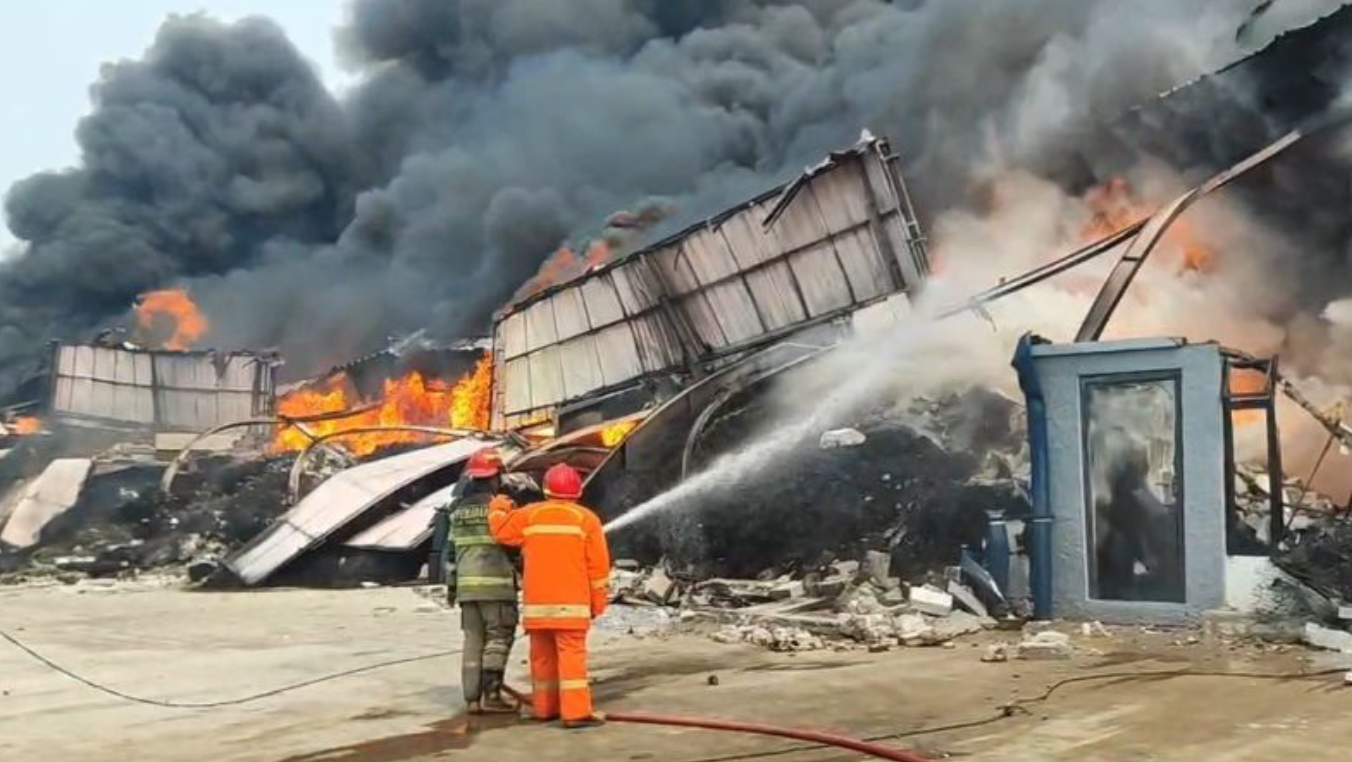 Kebakaran Hebat di Kosambi Tangerang, 26 Gudang Hangus Dilahap Api